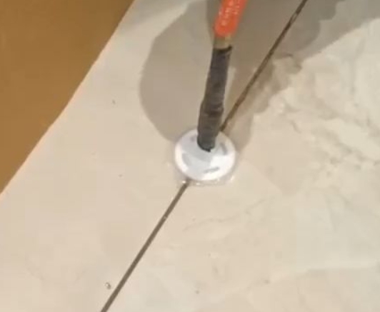 垦利瓷砖空鼓维修公司专业解答瓷砖在铺贴过程中，如果没有涂抹均匀到位的粘结材料（如水泥砂浆或瓷砖胶），可能会导致以下问题