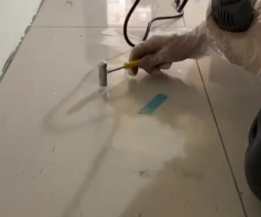 垦利瓷砖开裂维修公司专业分享瓷砖在铺贴前如果没有沥干水分，将会导致以下问题